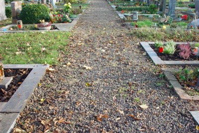 Schwer zugänglicher Friedhofsweg der nicht Behindertengerecht ist